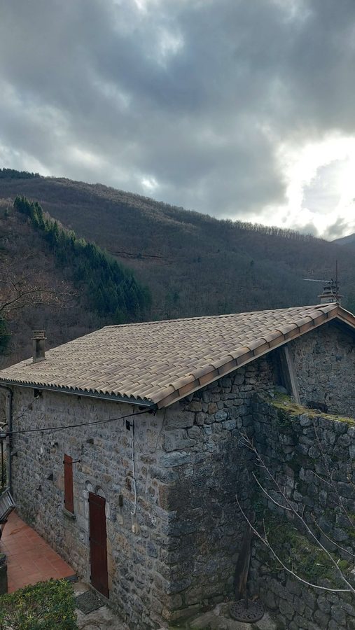 Rénovation toiture neuve maison en pierre ardéchoise — Rénovation Ardéchois 07