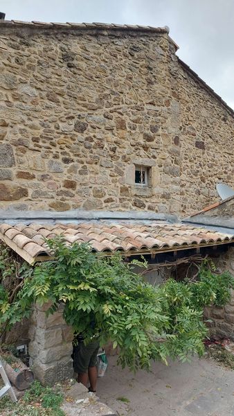 Toiture avant nettoyage démoussage Ardèche — Rénovation Ardéchois 07